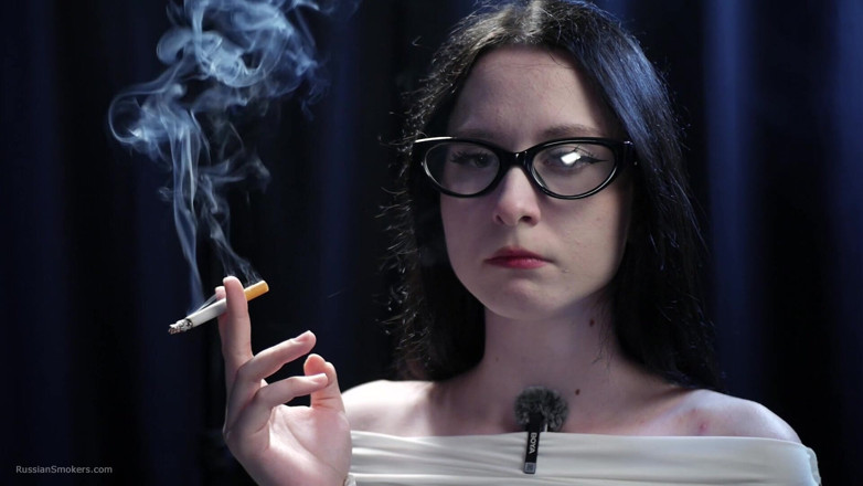 Russian Smokers: Hút thuốc quyến rũ - người phụ nữ da trắng hấp...