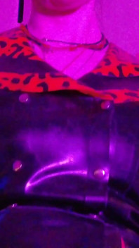 Fetiș cu cauciuc roșu Dominatoare feminină în latex, fetiș sado-maso cu tocuri dominatoare