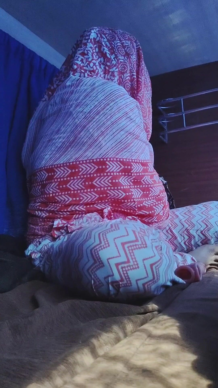 Khushboobhabi: Dívka vytáhla z tašky plastový penis