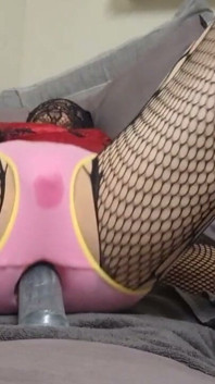 Pantieboy kız külot elleriyle dildoyla deliği sikiyor