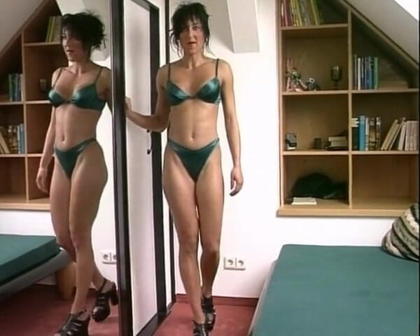 YOUR FIRST PORN: Sexy Sandra in latex met twee dildo's