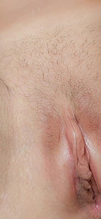 Accovacciata e pipì nuda