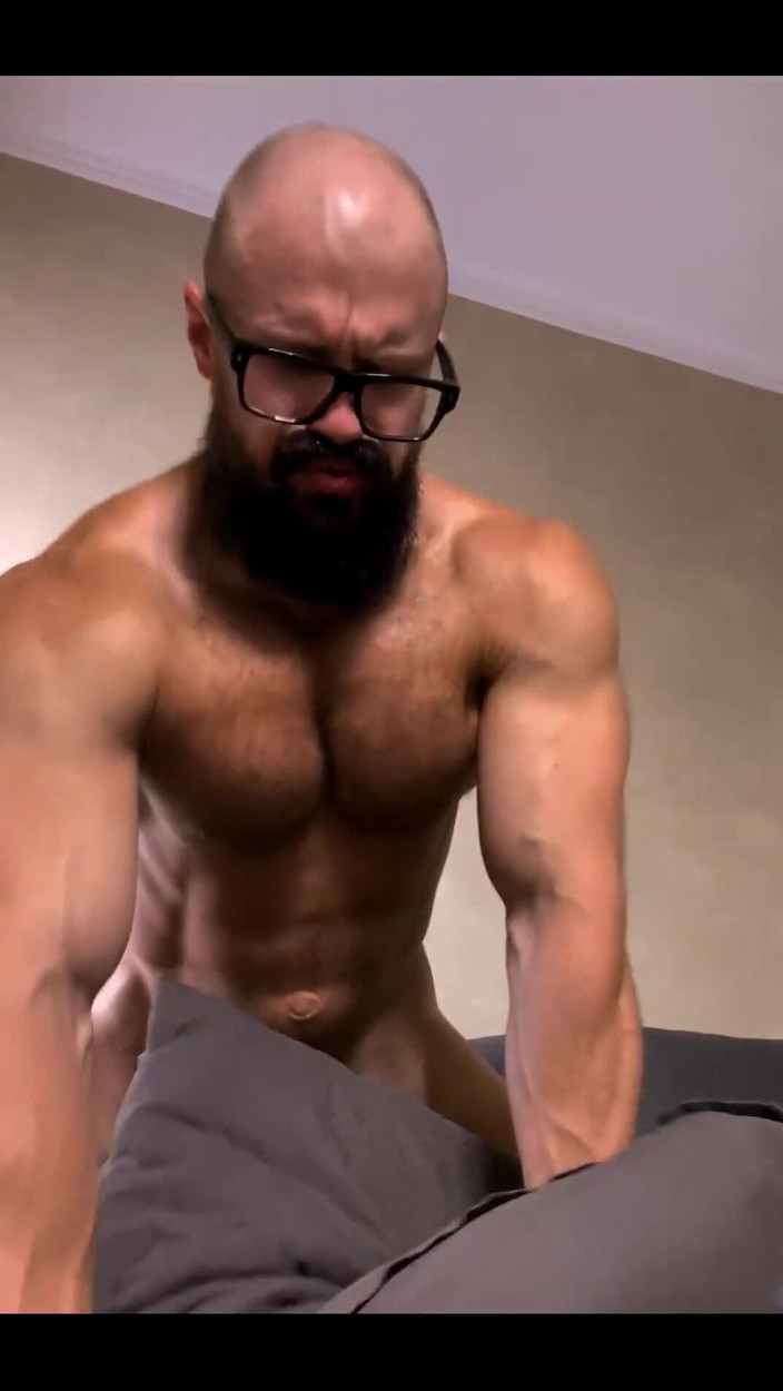 Mister Stone: Använd din mun för att tillbe mina fötter och muskler