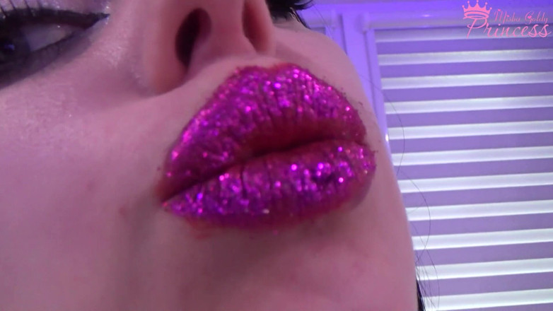 Goddess Misha Goldy: Glittery paarse lippenstift plaagt