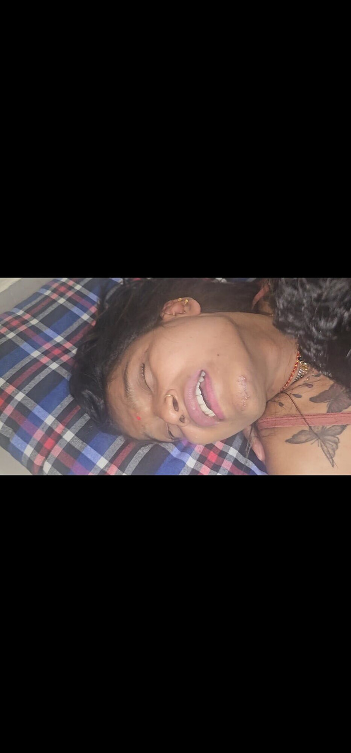 Aalox: युवा लड़के के साथ सुंदर भारतीय लड़की