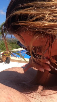 Vollbusige blonde MILF reitet schwanz wild am pool