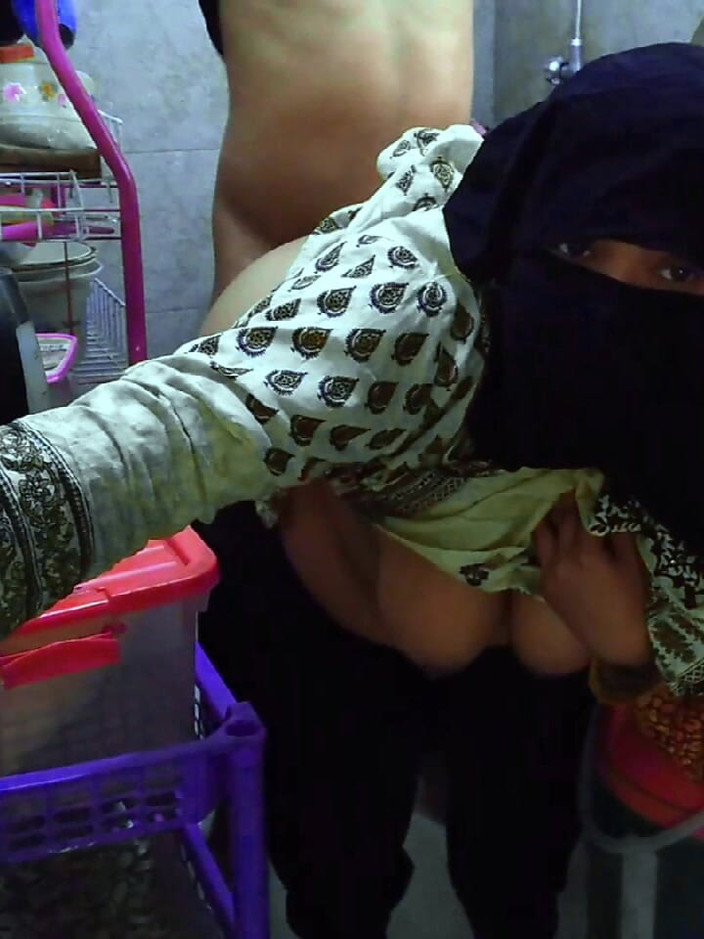 Aria Mia: भारतीय देसी खूबसूरत विशालकाय महिला गृहिणी किचन में लंड ले रही है और पड़ोसी आ जाता है और जब उसका पति निकलता है तो उसकी गांड चुदाई करता है