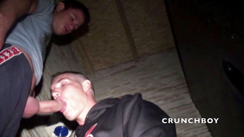 Crunch Boy: Mathieu сосет большой член Digeo в глорихолах