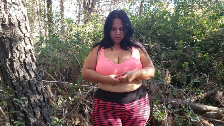Riderqueen: Une latina à gros cul se promène dans la forêt
