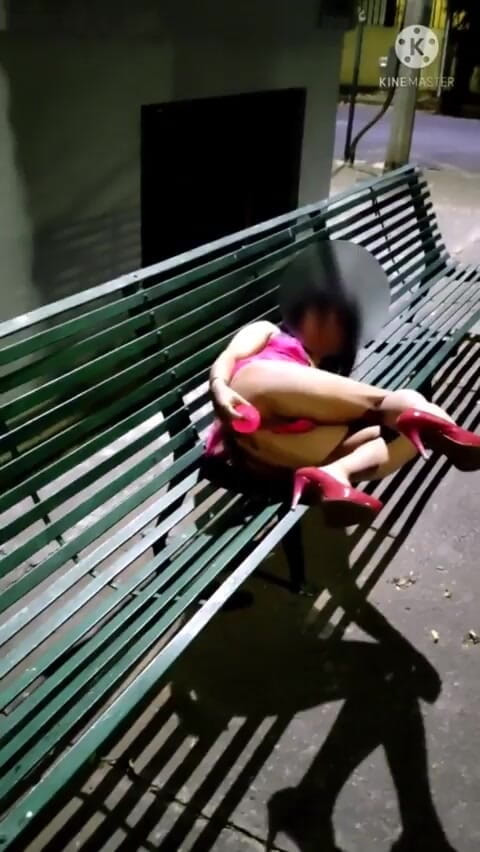 Traviezisha: Maricas em castidade e lingerie sacanagem masturbando sua bunda com...