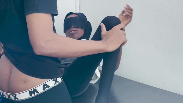 Petite Erotic Africa: A esta pequeña negra le gusta tomar esta gran polla