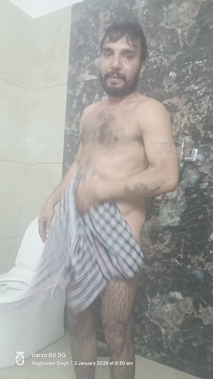 Rajasthani-old-lover: Un desi indien prend sa douche et fait un show...