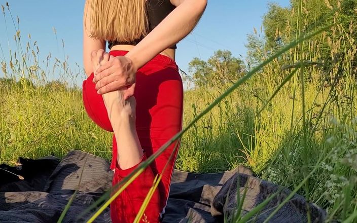 Petite Teen: Mijn vriendin wilde yoga doen, maar ik wilde haar neuken...