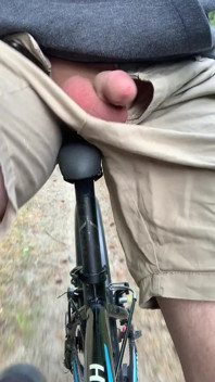 Ukazování čůráka v lese, jízda na kole, mladý chlapec, amatér