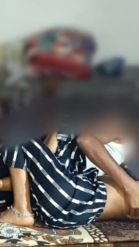 姐夫在霍里操了小姨子的屁股。姐夫和嫂子的印地语性爱视频。