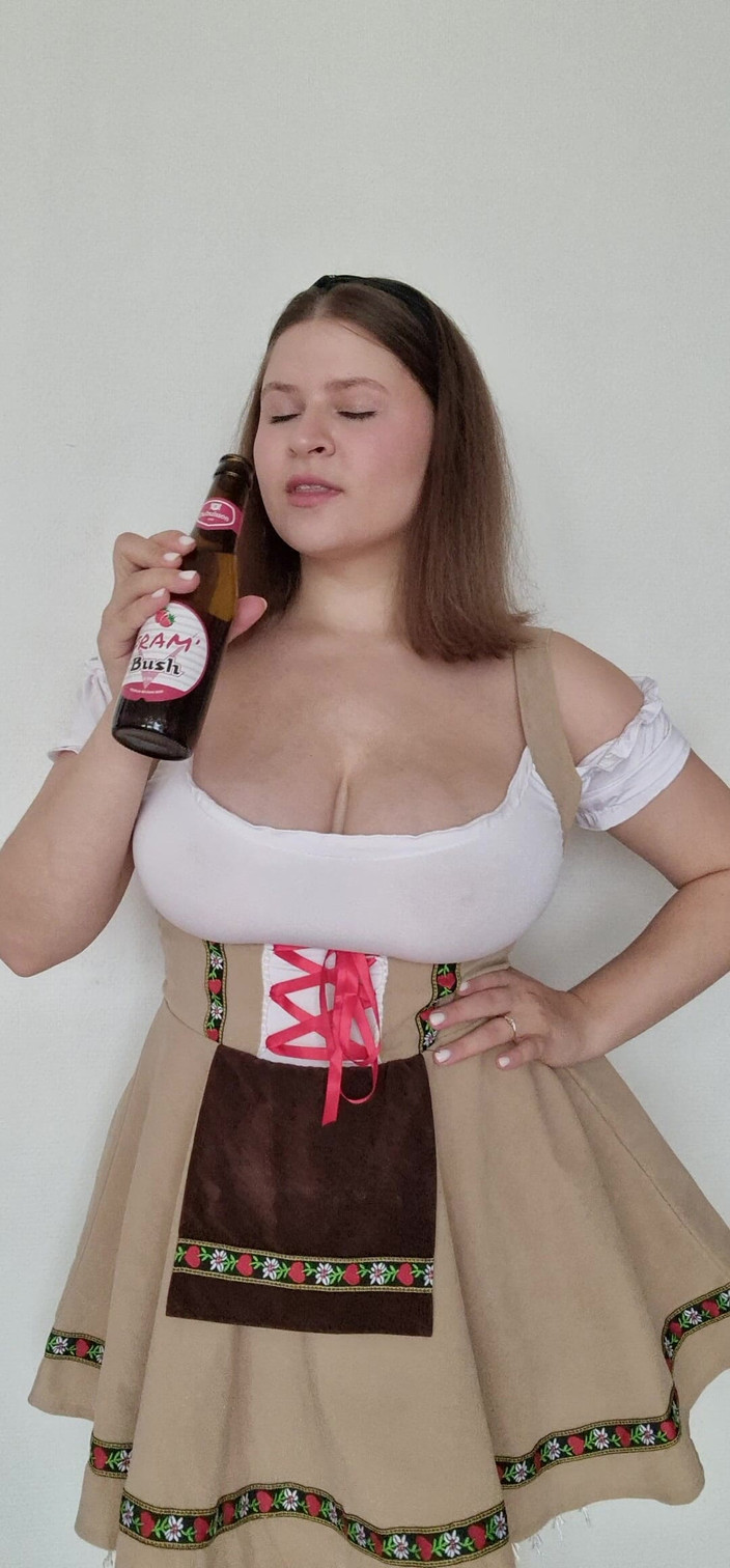 Tina Angel: 的慕尼黑啤酒节女孩戏弄你