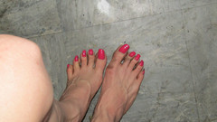 Lilly Disgrace: Sissy scrubs un pavimento sporco in cucina con sputi e...