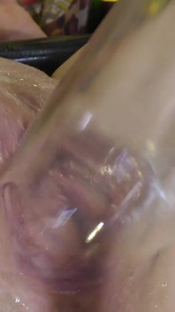 Fucking Pussy Yang Tersebar Luas Dengan Dildo Dan Gelas Dari Sangat Dekat