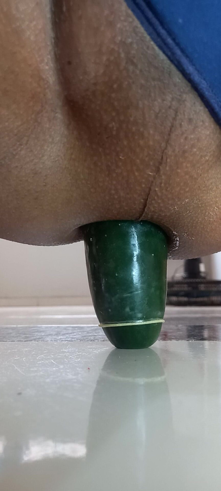 Juanna cdzinha: Sitting on the Cucumber