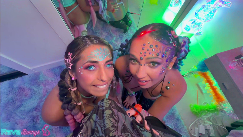 Rave Bunnys: ブライアン・オマリーがルナ・コロンビアナ・ドギーを激しく突き、ミラはお尻を広げる!
