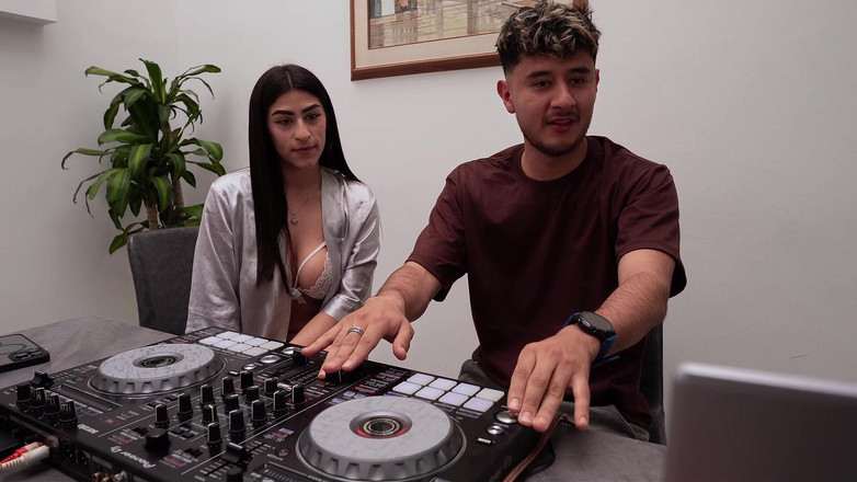 KARINAMILLER: 当我们在上课时，dj 老师射在我体内，业余西班牙语色情片