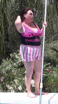 Auntjudys - prsatá zrzka MILF Jojo Robinson jde hubeně namáhat v bazénu