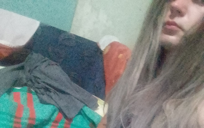 Anuta trans: De sous-baise, une croix russe lèche le sperme de ses...