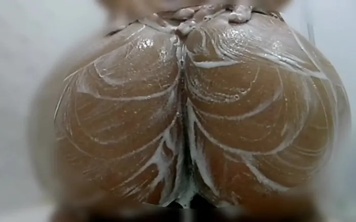 Minhaesposaparaoutro: Wasshing my big bubble butt at shower in the bathroom