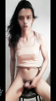 Piękna cute Asian Shemale T-girl Głaska swojego małego kutasa po pracy i dostaje spust