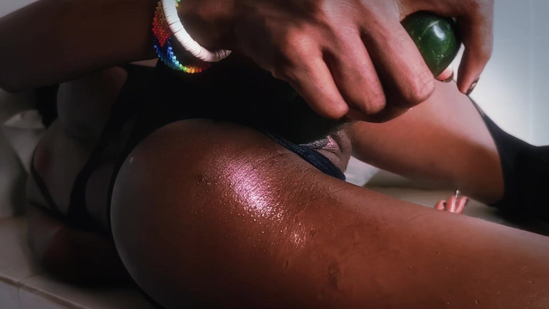 Missblackreey: हॉट खूबसूरत सांवली - खीरा हस्तमैथुन