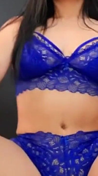 Seksi latin gözlüklü ve mavi iç çamaşırlı