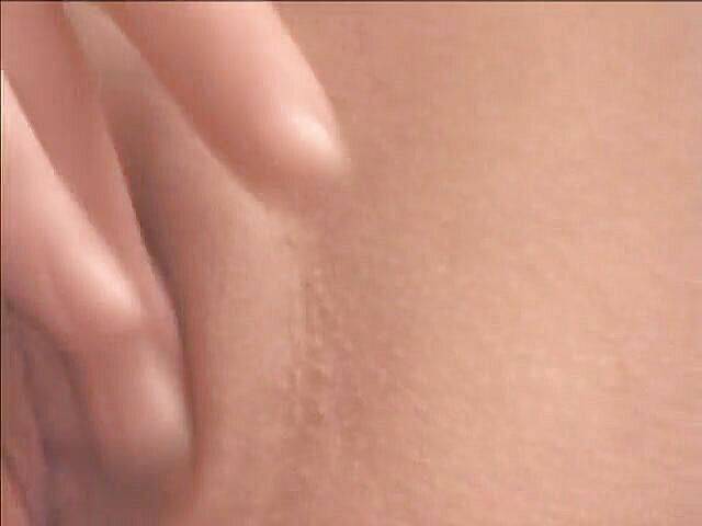 2 Girls 1 Guy: Две сексуальные крошки делят огромный белый член