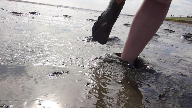 Footfetish: In Fine Stockings in the Wadden Sea of Wangerland