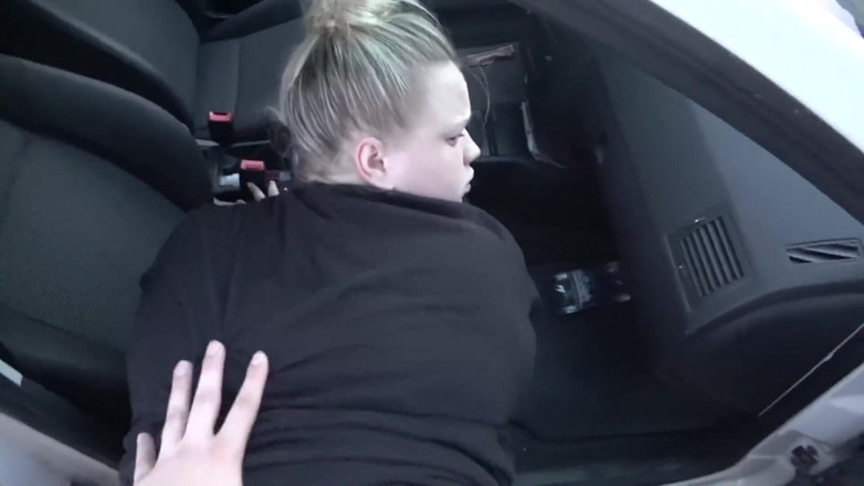 Bootyass Girl: Seks z grubą dupą białą dziewczyną w samochodzie