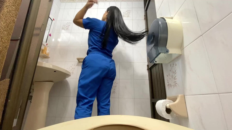 irina69star: Camera Catches Nurse Pissing in Hospital Bathroom(big Jet)