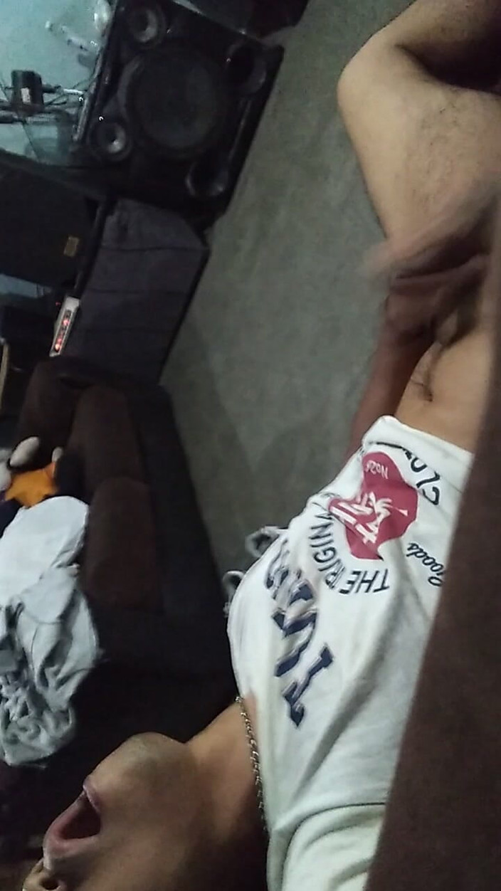 AlexAlejandro13: Accarezzo il mio cazzo sul pavimento