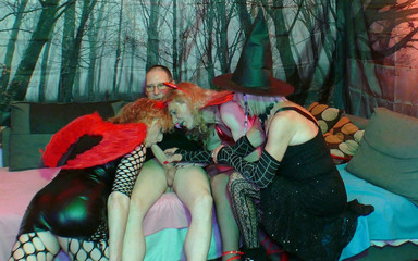 Lucy Essex CD: Sexy halloween quarteto orgia parte 1 com 2 tgirls e casal maduro