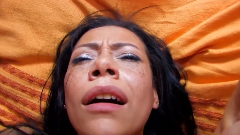Italian hot scout and friends: Une charmante MILF brune se fait sodomiser