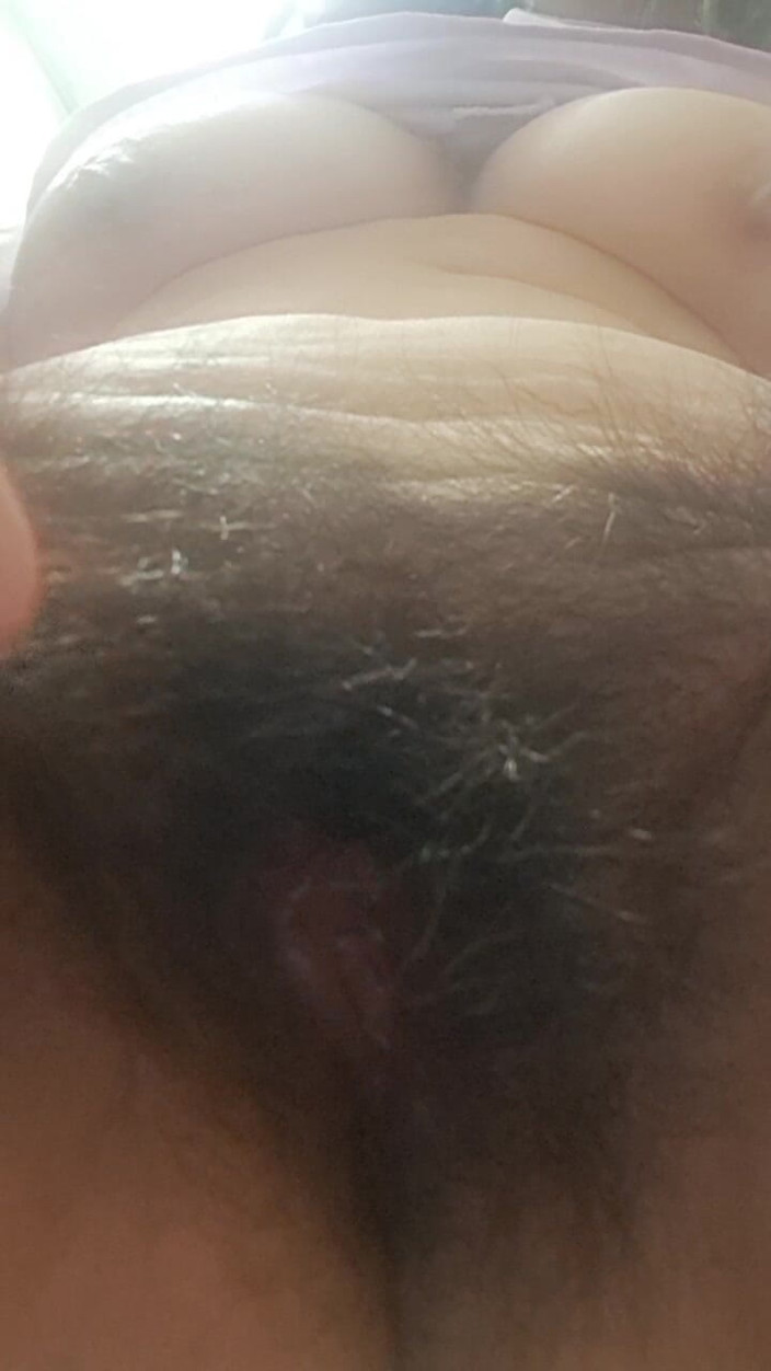 Mommy big hairy pussy: Cipka jest mokra i gorąca, jak dojrzała MILF