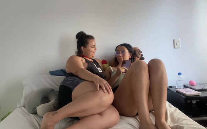 Zoe &amp; Melissa: Minha meia-irmã me ensina como me masturbar