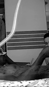 흑인 대물 경비원을 집으로 데려와 백인 아내가 완전히 항복하는 모습을 지켜보는 남편