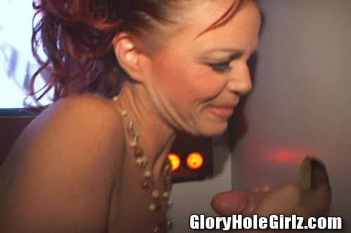 Glory Hole Girlz: Geezer si cewek nakal di las vegas lagi asik nyepong...