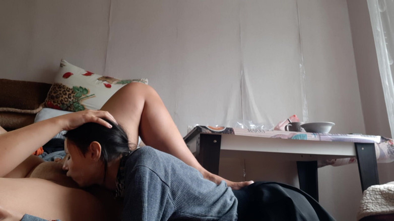 Lesbian-illusion: Aku nyepong kontol pacarku sambil nyepong, ciuman, dan jilat memekku