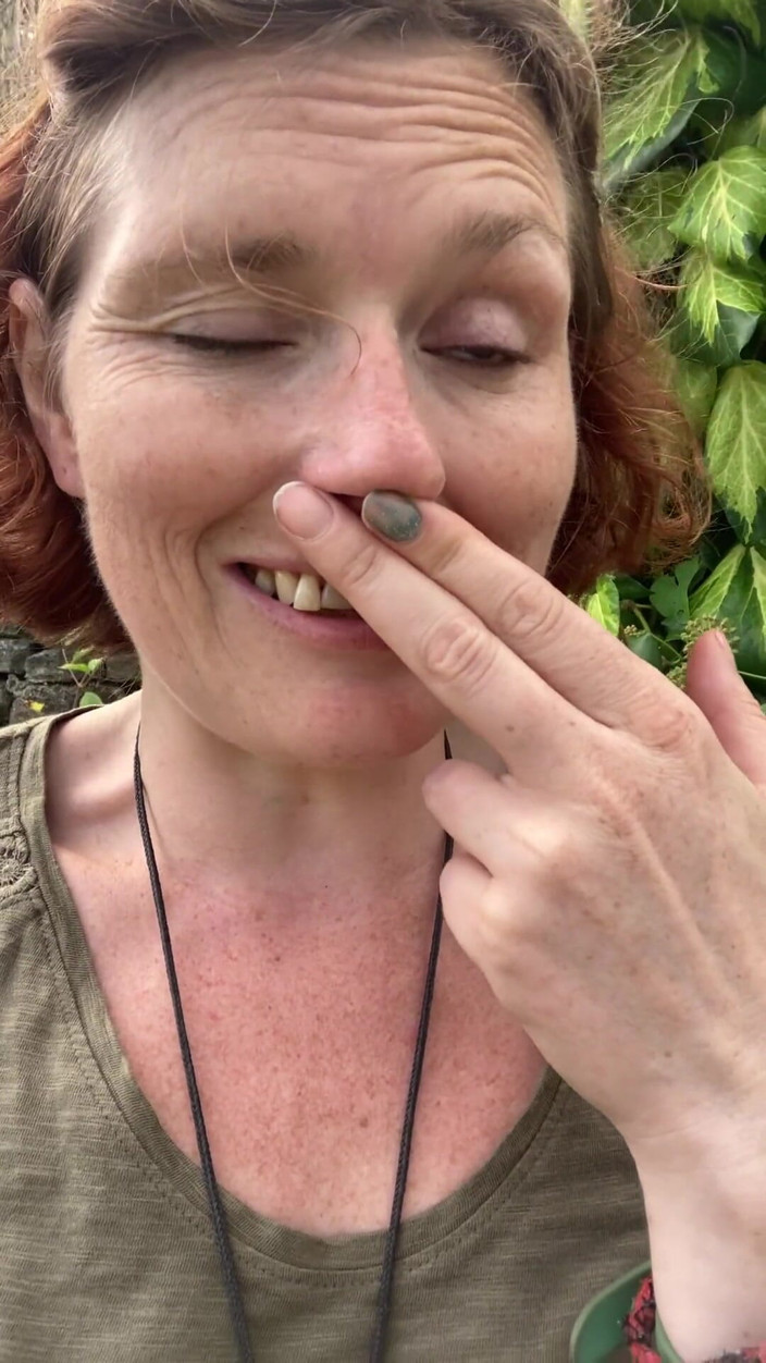 MistressWriggler: Mirosindu-mi pizda împuțită cu degetele într-o grădină retrasă, nu realizând că un...
