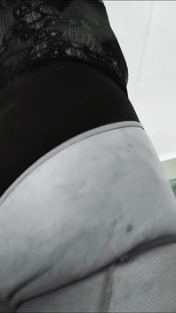 Bee Twerks dan berjalan dalam merah jambu dan hitam