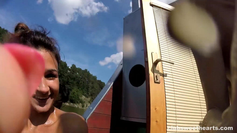 GroupSexSweetHearts: Ragazze selvagge e magre che si immergeno