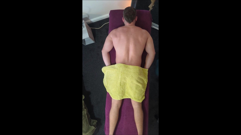 MassageRoomX: 丰满的健美运动员克莱尔得到额外的蛋白质 - 鸟眼视图