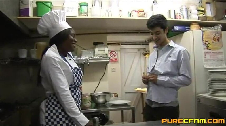 Pure CFNM: Cameriere nudo