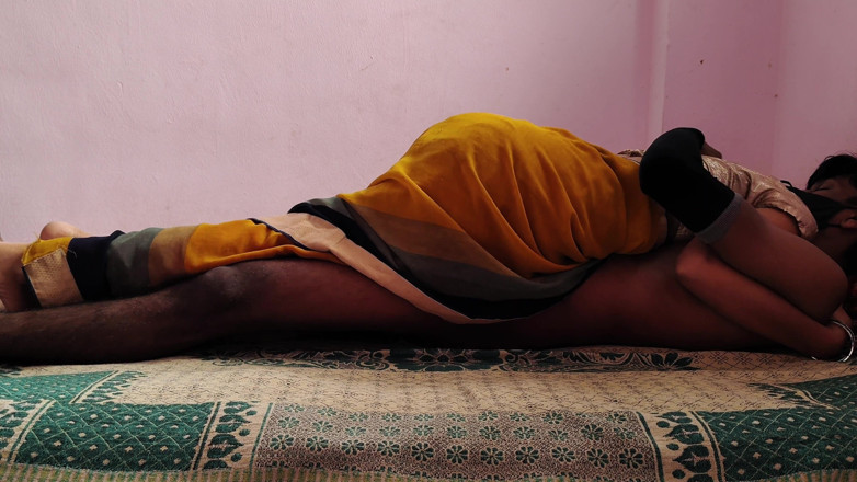 Viralcouple76: Pasangan India panas berkongkek di atas katil