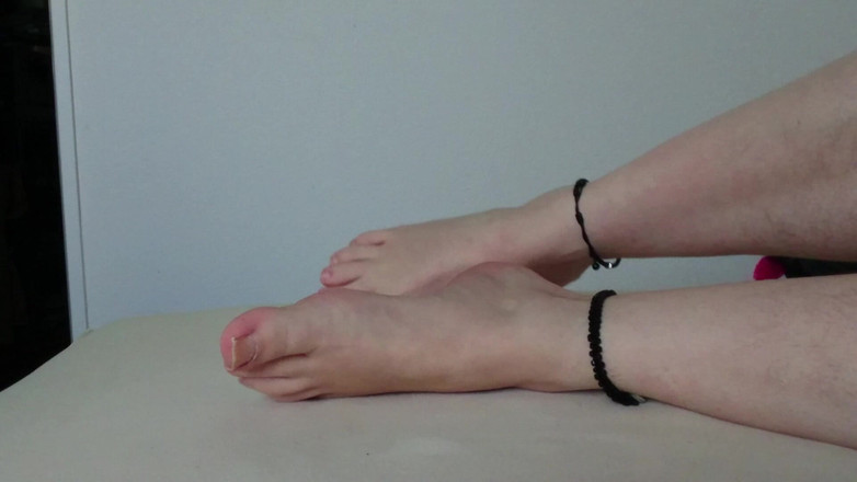 Carmen_Nylonjunge: Đôi chân trần xấu xí của tôi trên giường